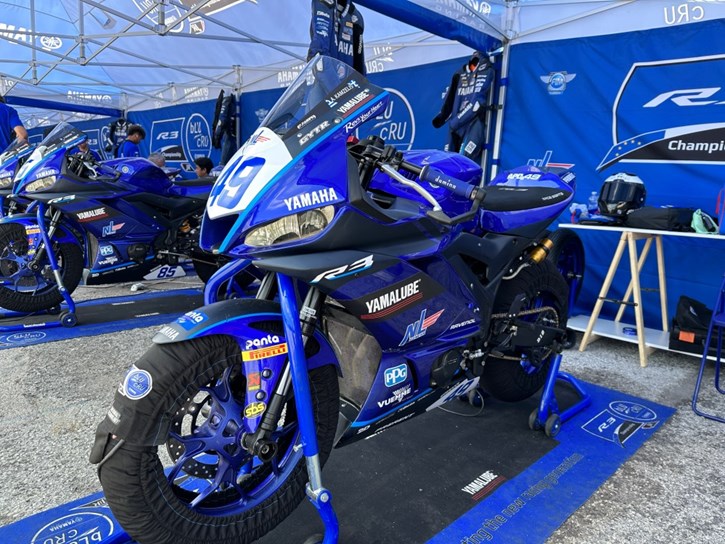 Η Yamaha R3 του Καμζέλη